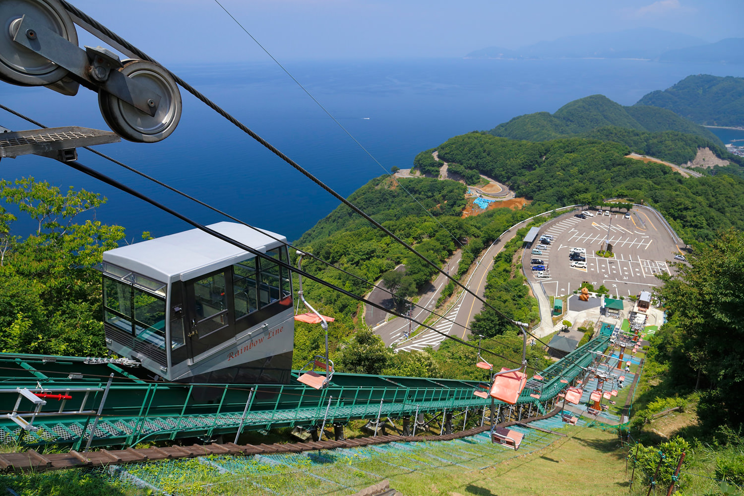 搭乘纜車登上梅丈岳山頂公園